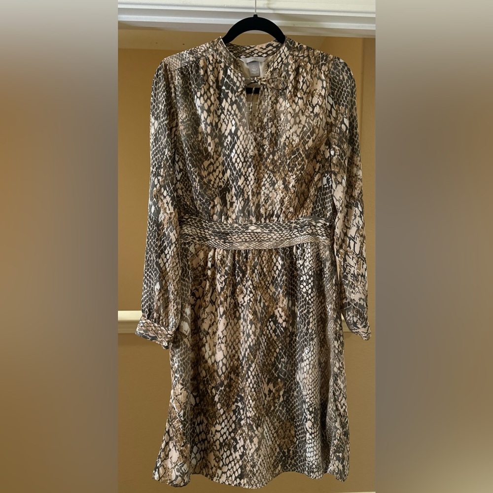NWT Women’s H&M Faux Reptile Chiffon Keyhole Neck Long Sleeve Dress Brown Tan 6.